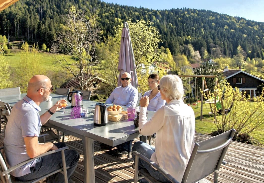 une famille sur la terrasse du Domaine des fleurs