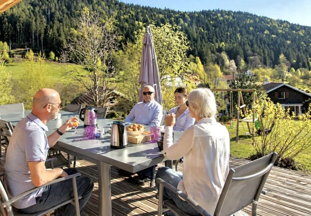 une famille sur la terrasse du Domaine des fleurs